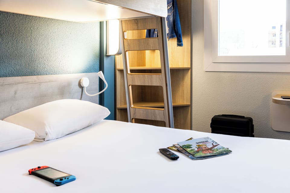 Triple Room, Multiple Beds | Desk, soundproofing, cribs (free), WiFi (free)