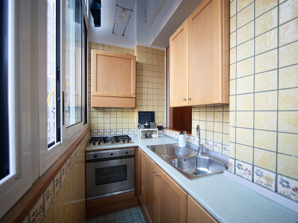 Comfort Duplex, Multiple Beds, Ensuite | Private kitchen | Full-size fridge, microwave, oven, stovetop