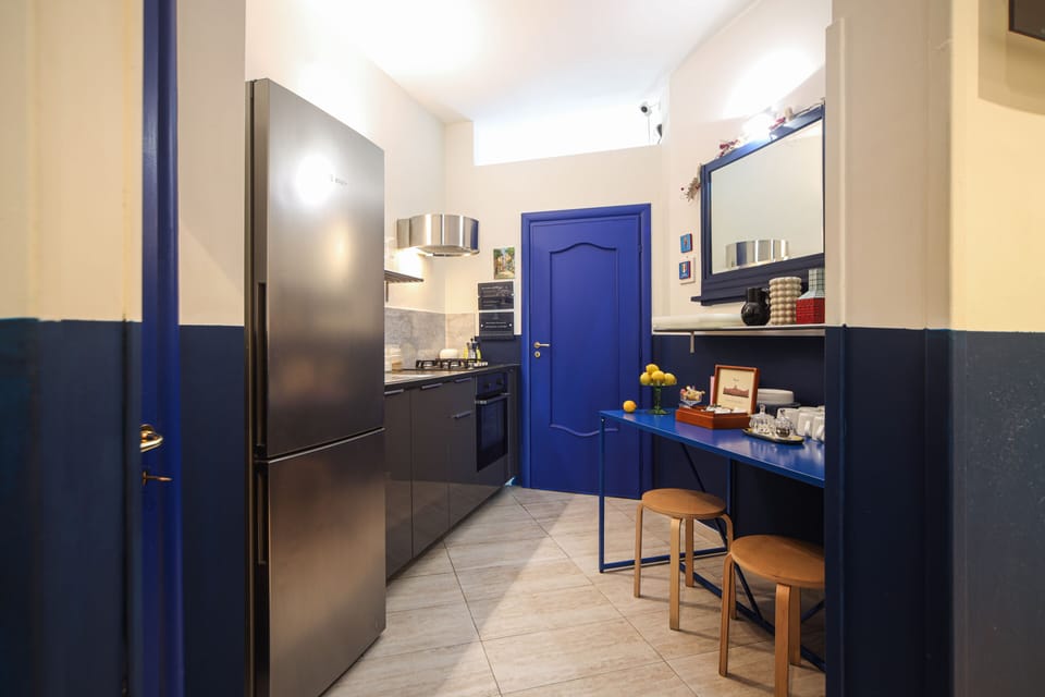 Full-size fridge, microwave, oven, stovetop
