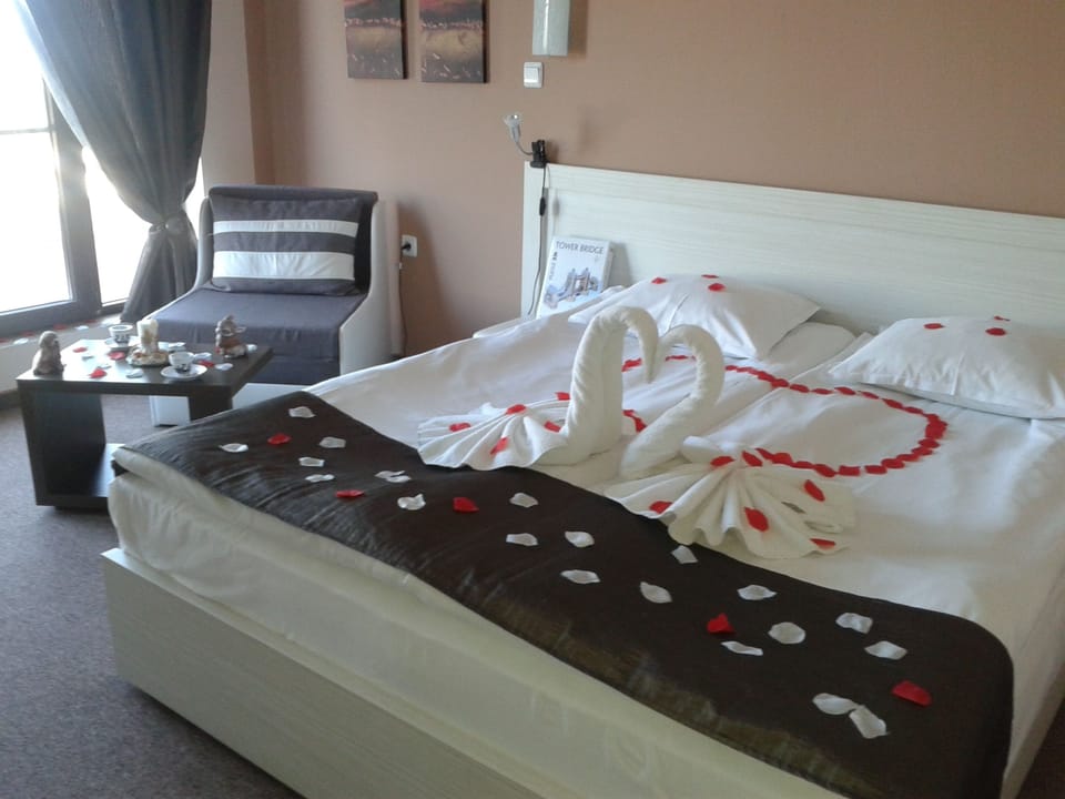 Desk, soundproofing, rollaway beds, free WiFi
