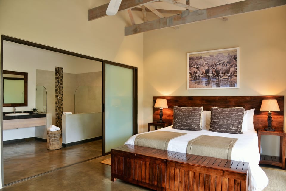 Classic Room | In-room safe, laptop workspace, iron/ironing board (on request)