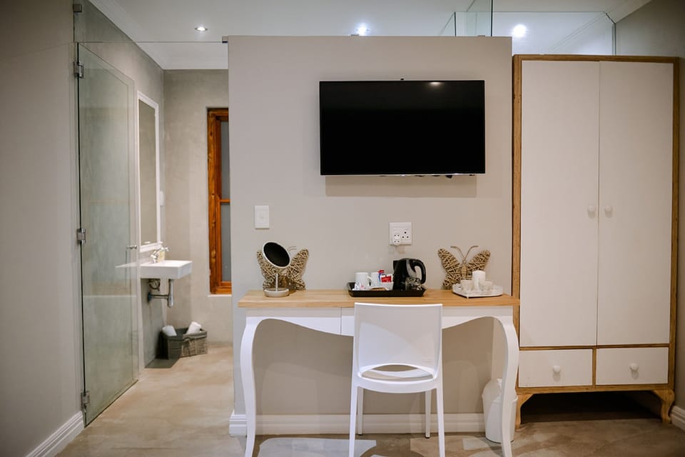 Luxury Room with view #4 | Bathroom | Free toiletries, hair dryer, towels
