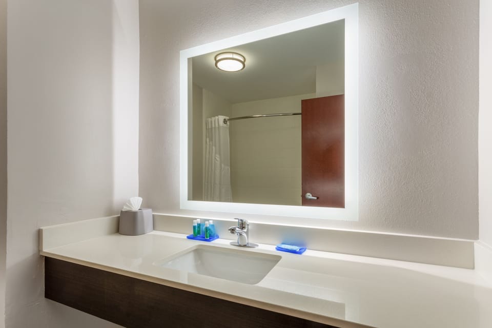 Combined shower/tub, hair dryer, towels