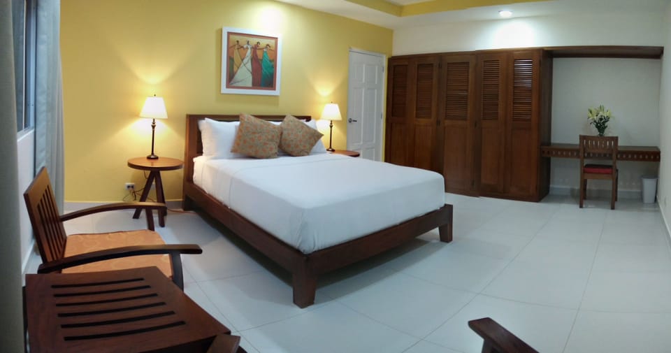 Deluxe Room, 1 Queen Bed | Premium bedding, pillowtop beds, in-room safe, desk