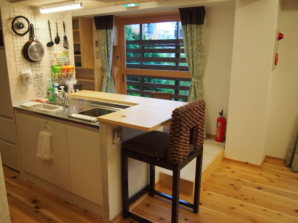 Coffee/tea maker, fridge, microwave, stovetop