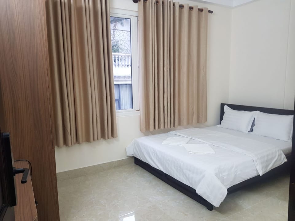 Double Room | Minibar, desk, free WiFi, bed sheets