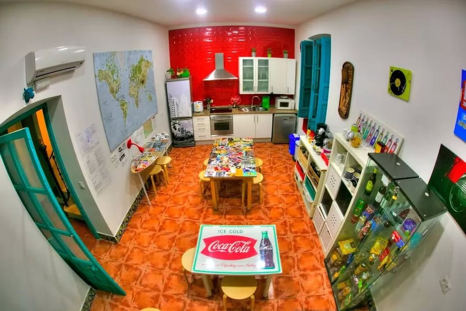 Full-size fridge, microwave, oven, stovetop