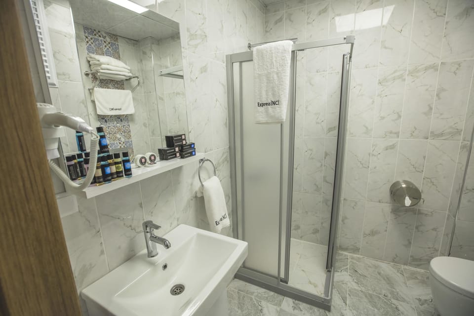 Shower, rainfall showerhead, free toiletries, hair dryer