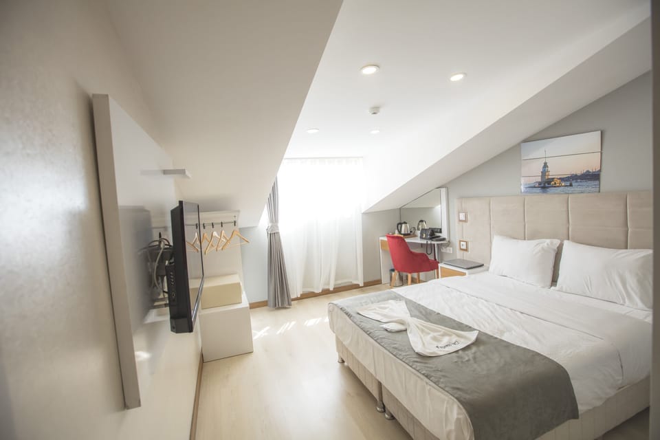 Deluxe Double or Twin Room | Premium bedding, free minibar items, in-room safe, desk