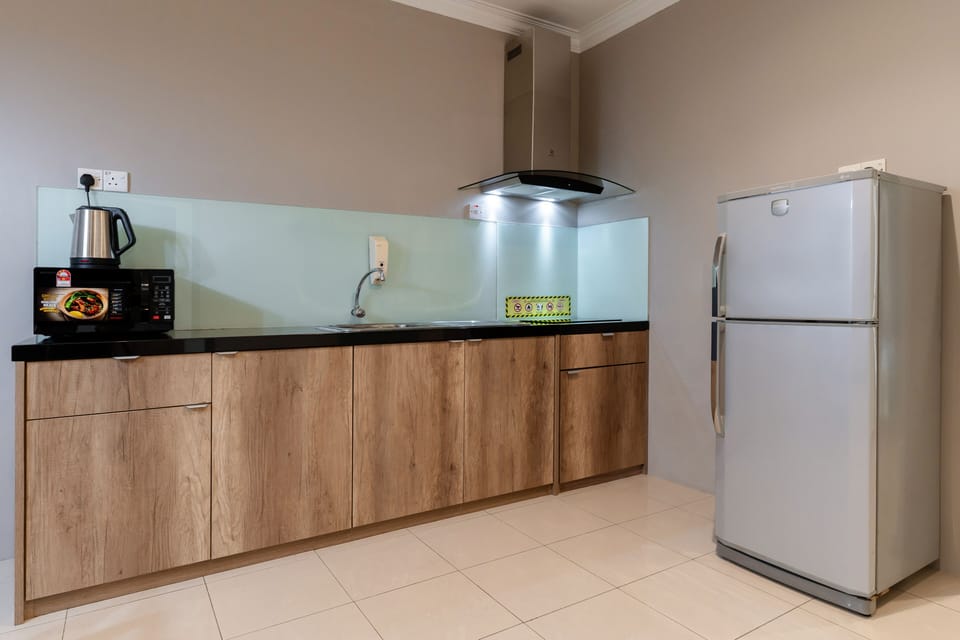 Deluxe 3 Bedrooms Apartment with Full Kitchen | Private kitchen | Electric kettle