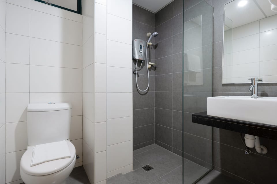 Superior Apartment, 3 Bedrooms | Bathroom | Shower, hair dryer, bidet, towels