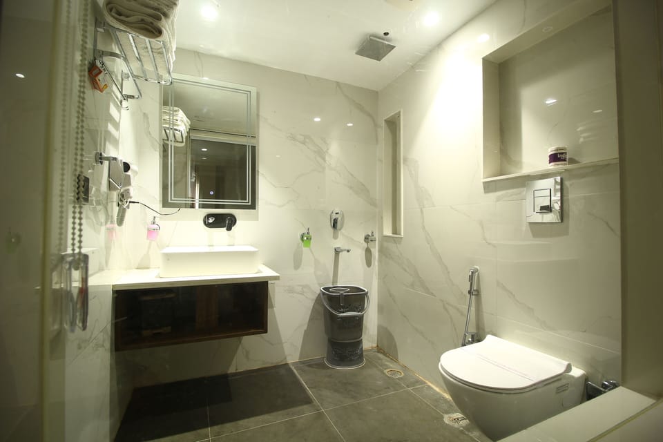 Superior Double Room | Bathroom | Shower, rainfall showerhead, free toiletries, hair dryer