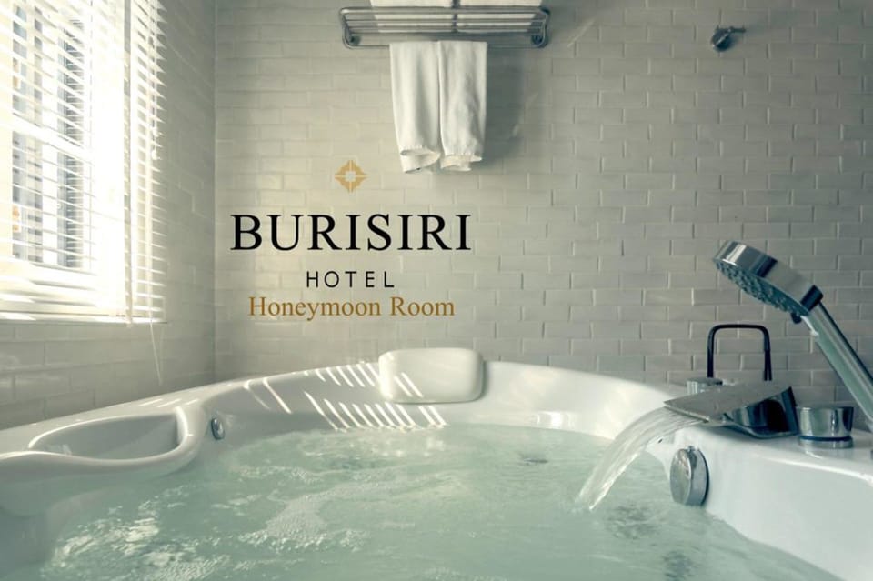 Honeymoon Suite | Minibar, in-room safe, desk, free WiFi