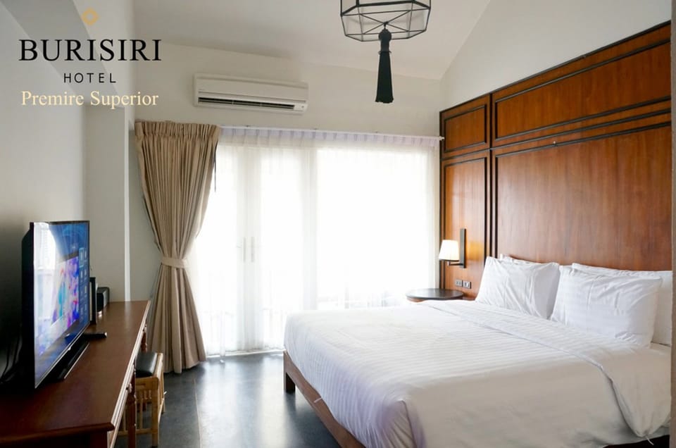 Premier Superior King Bed | Minibar, in-room safe, desk, free WiFi