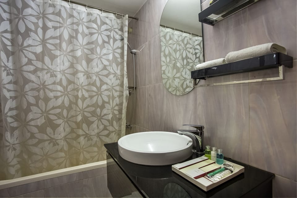 Combined shower/tub, slippers, towels
