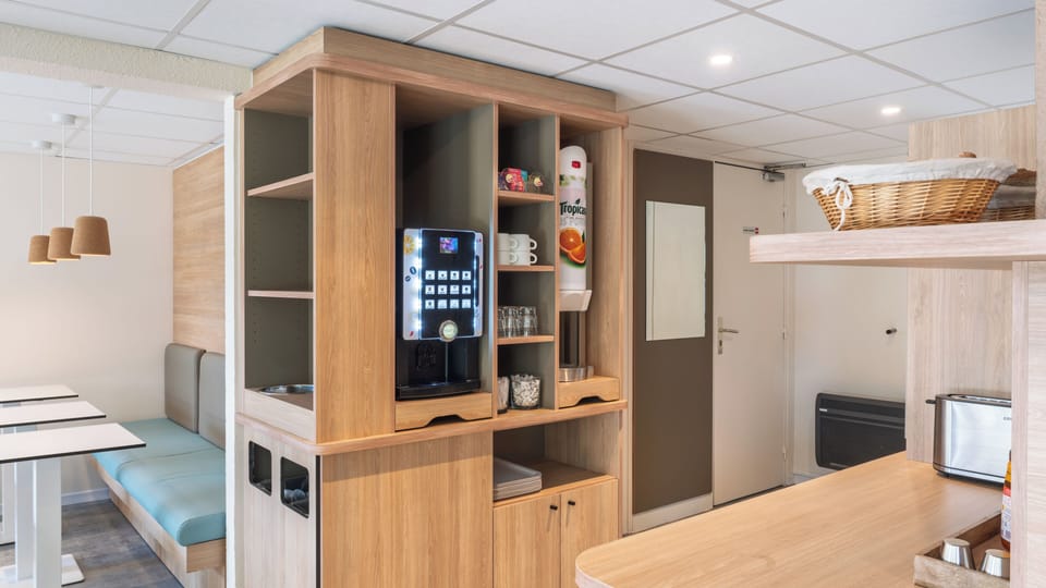 Daily to-go breakfast (EUR 6.50 per person)