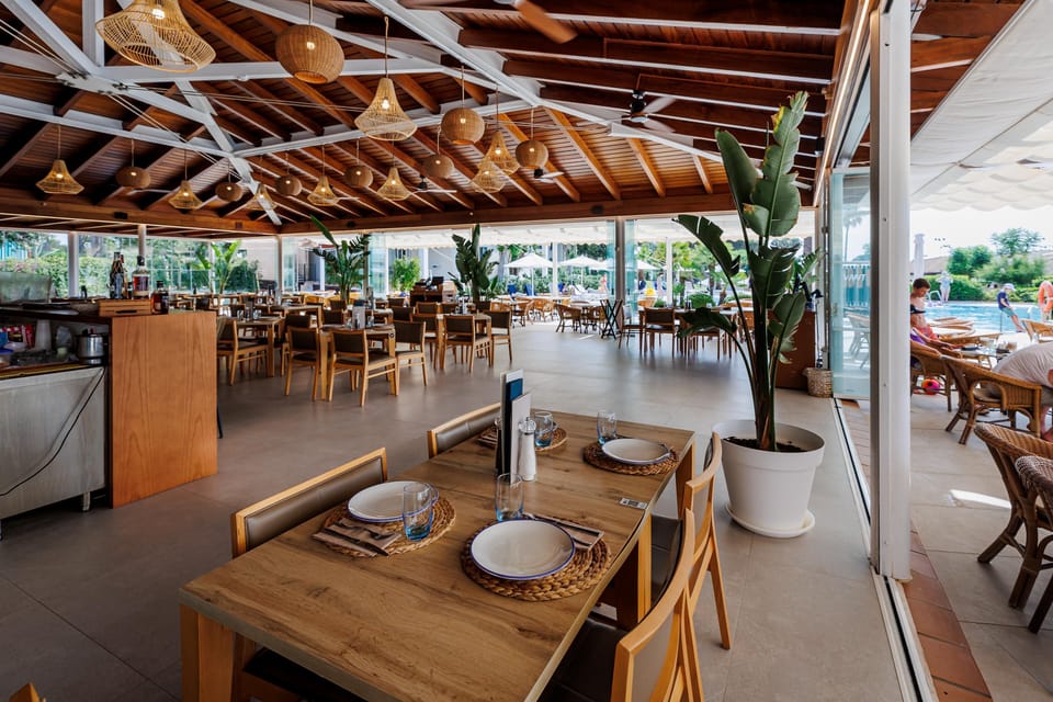 2 restaurants; breakfast, lunch, and dinner served