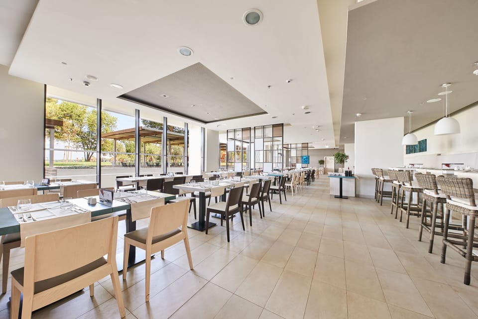 2 restaurants; breakfast and dinner served