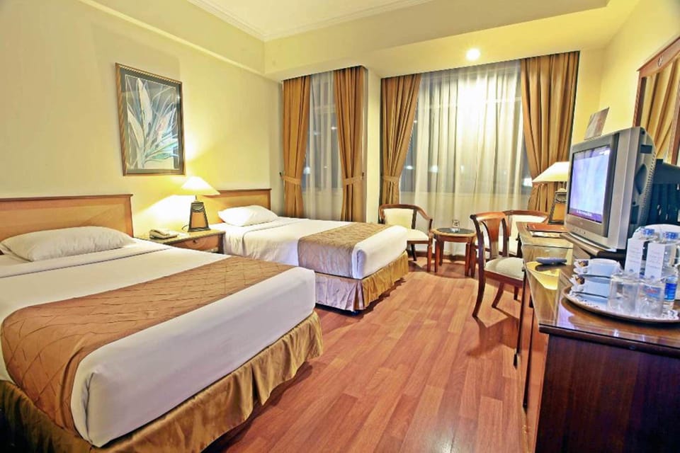 Superior Room, 2 Twin Beds, City View | Desk, free WiFi