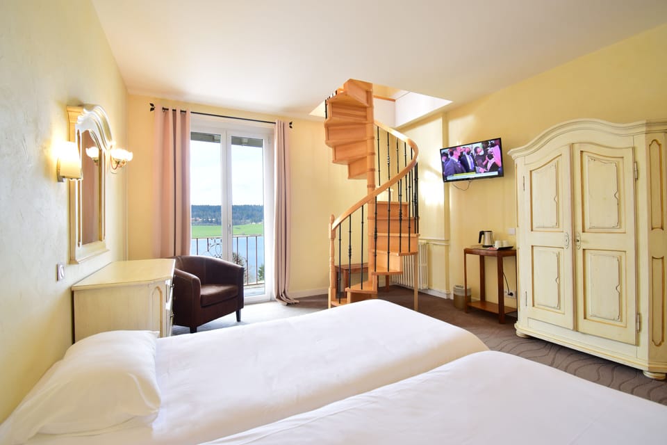 Duplex, Balcony, Lake View | Desk, soundproofing, cribs/infant beds, free WiFi