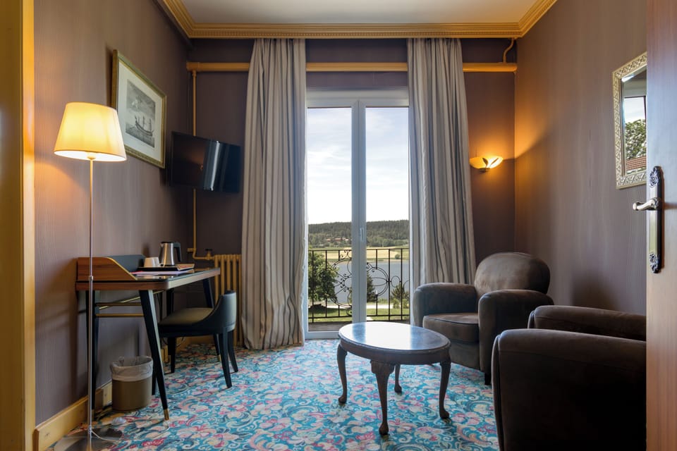 Suite, Lake View | Desk, soundproofing, cribs/infant beds, free WiFi