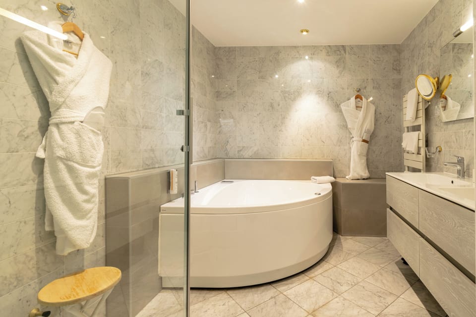 Suite, Lake View | Bathroom | Free toiletries, hair dryer, towels