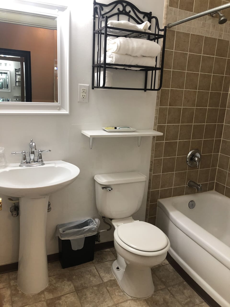 Comfort Room, 1 Queen Bed, Courtyard View | Bathroom | Free toiletries, towels