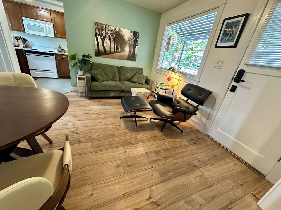 Comfort Cottage, 1 Bedroom | Living area | 65-inch Smart TV with digital channels, Netflix, Hulu