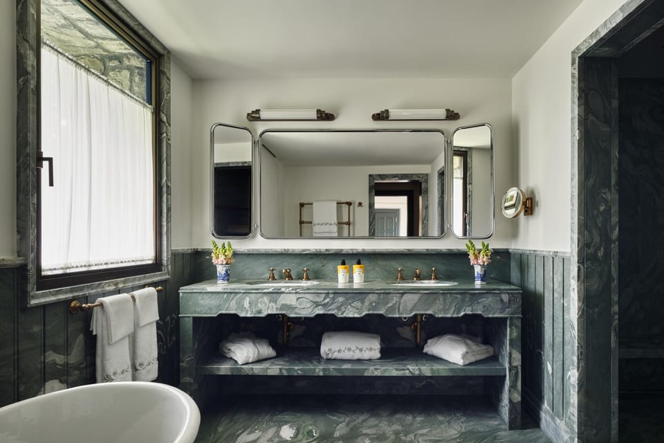 Junior Suite | Bathroom | Combined shower/tub, rainfall showerhead, hair dryer, bathrobes