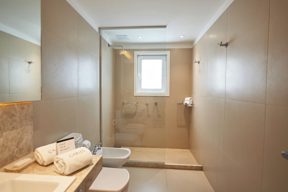 Superior Room | Bathroom | Combined shower/tub, rainfall showerhead, designer toiletries