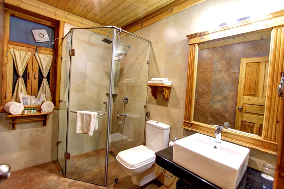 Royal Room | Bathroom | Shower, free toiletries, hair dryer, slippers