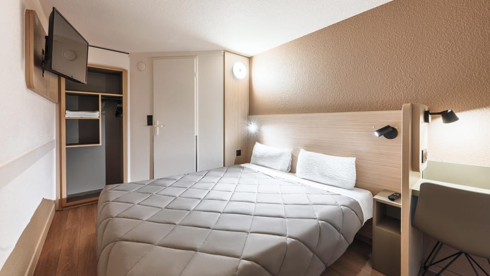 Standard Room, 1 Queen Bed | Desk, blackout drapes, WiFi (free), bed sheets