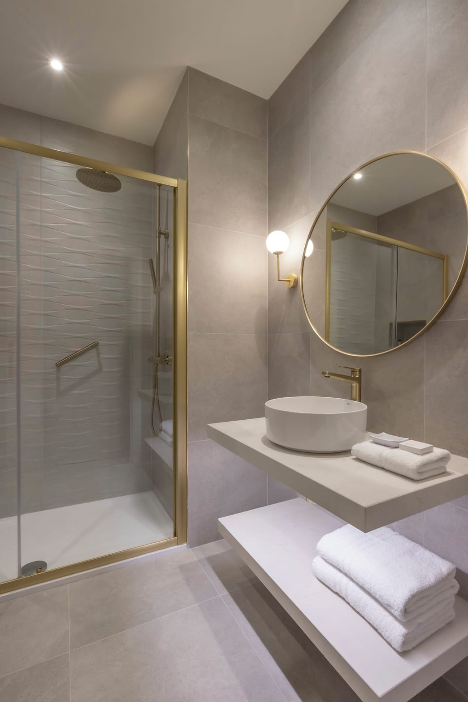 Deluxe Double Room | Bathroom | Shower, free toiletries, hair dryer, towels