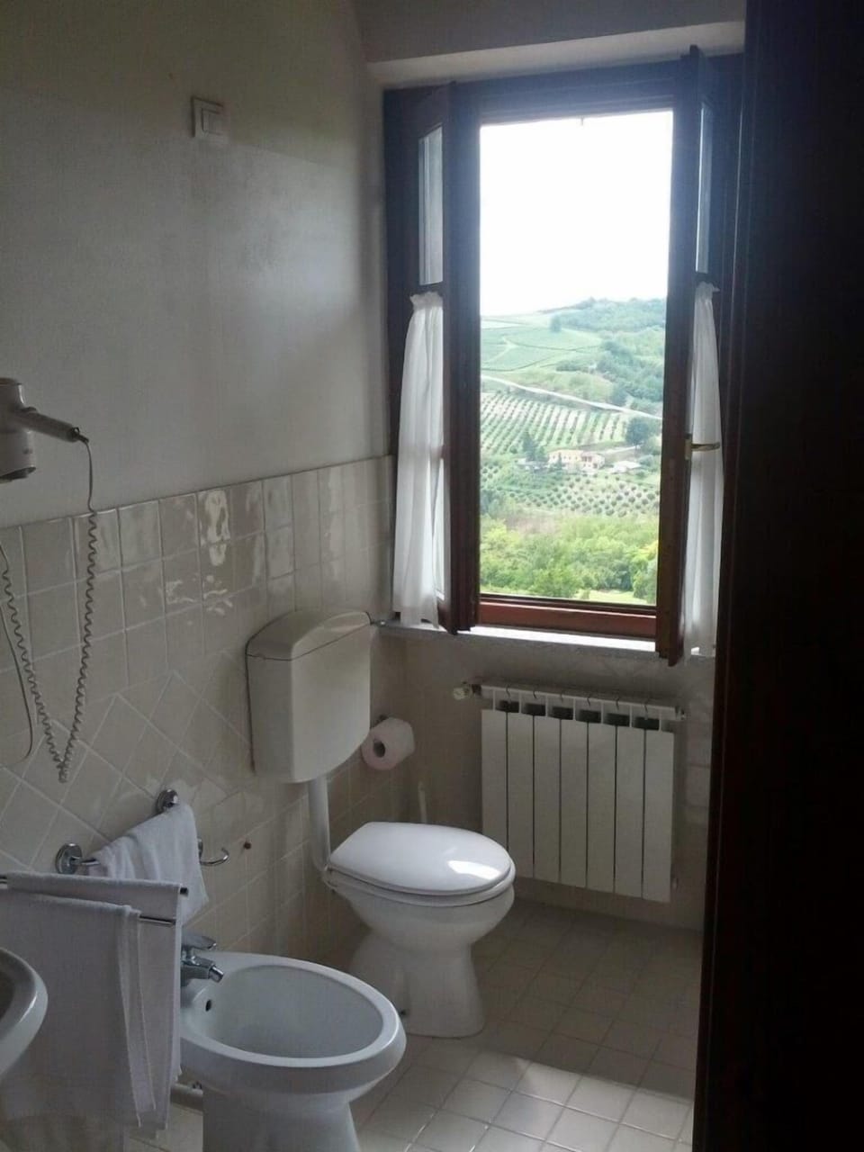 Superior Double Room | Bathroom | Combined shower/tub, free toiletries, hair dryer, bidet