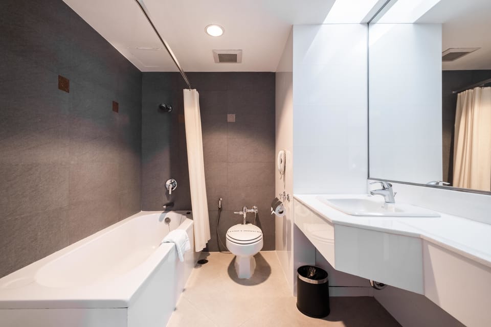 Suite Room | In-room safe, desk, soundproofing, iron/ironing board