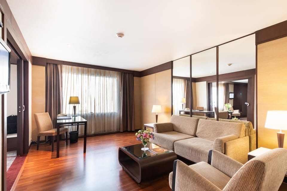 Suite Room | In-room safe, desk, soundproofing, iron/ironing board