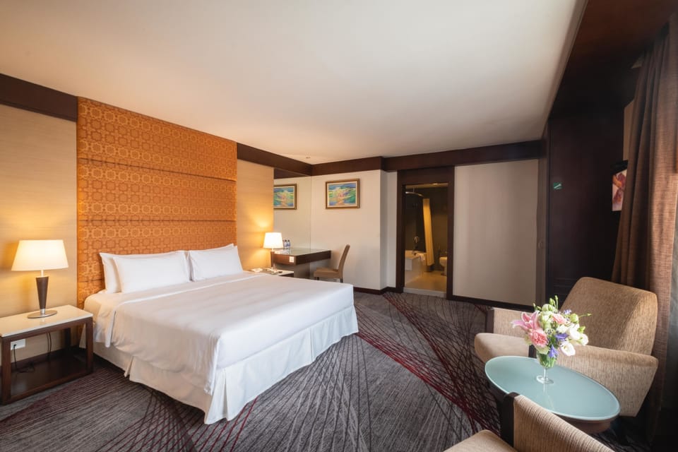 Suite Room | In-room safe, desk, soundproofing, iron/ironing board