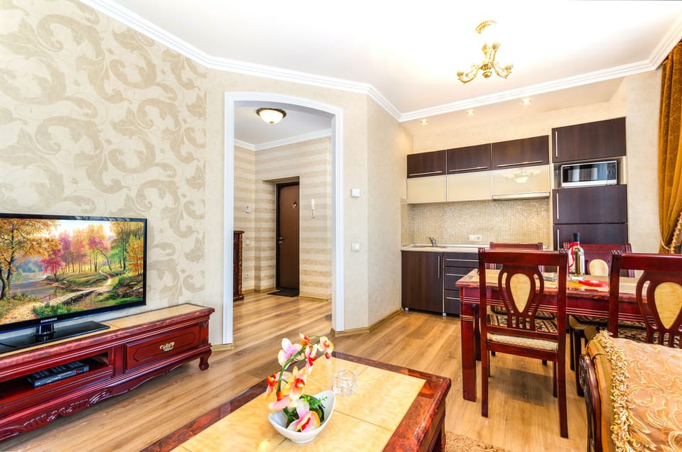 Classic Suite, 2 Bedrooms, Kitchen, Executive Level | Television