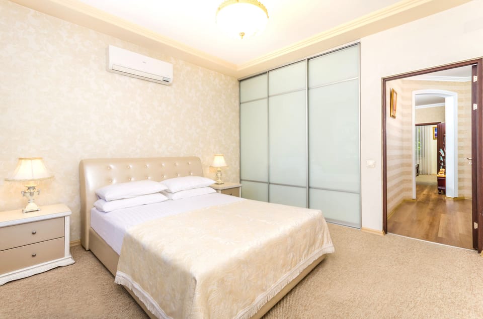 Classic Suite, 2 Bedrooms, Kitchen, Executive Level | 2 bedrooms, hypo-allergenic bedding, Tempur-Pedic beds