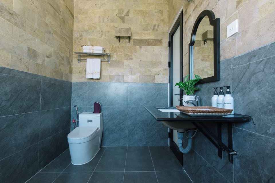Deluxe Room | Bathroom | Shower, hair dryer, bathrobes, slippers