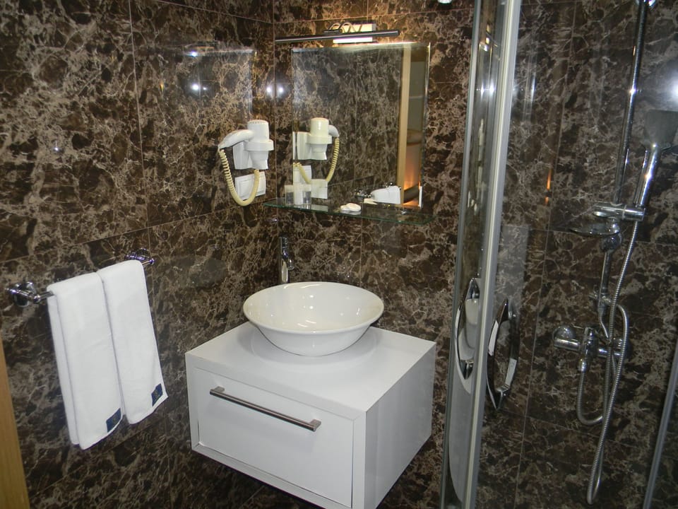 Suite | Bathroom sink
