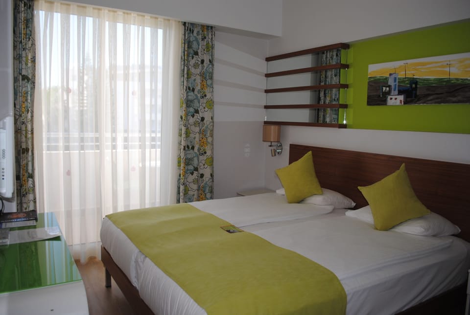 Premium bedding, in-room safe, free WiFi, bed sheets