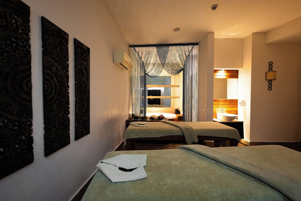 Couples treatment rooms, sauna, hot tub, Turkish bath, body treatments