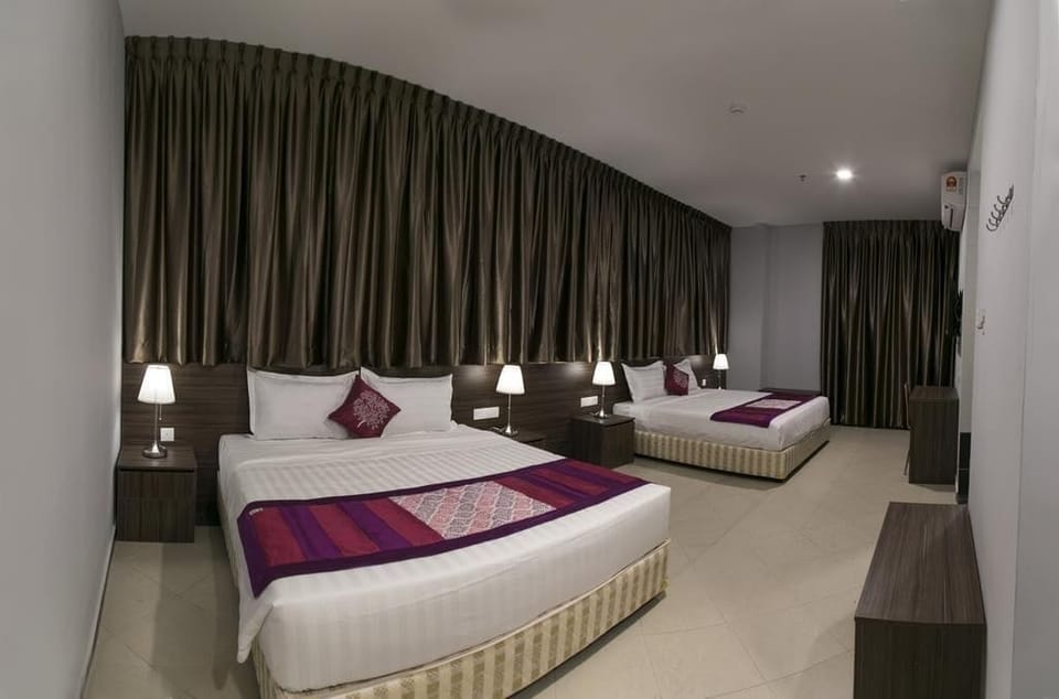 Suite | Premium bedding, desk, rollaway beds, free WiFi