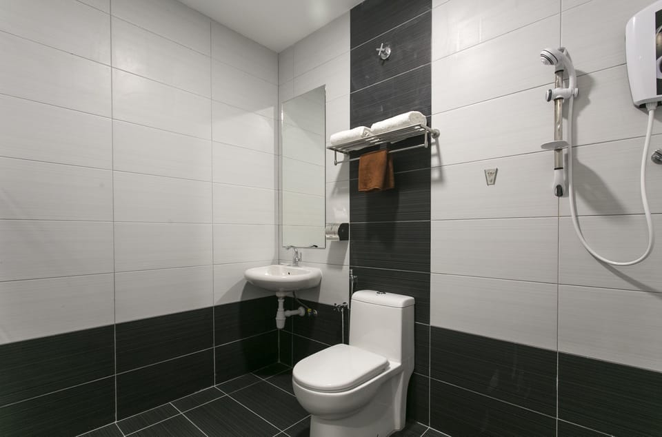Deluxe Family | Bathroom | Shower, free toiletries, hair dryer, towels