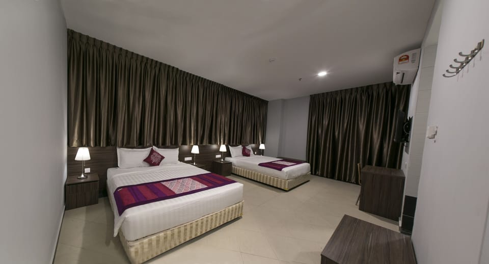 Deluxe Family | Premium bedding, desk, rollaway beds, free WiFi