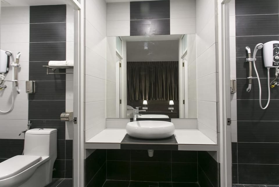 Suite | Bathroom | Shower, free toiletries, hair dryer, towels