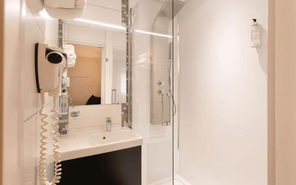 Premium Double Room | Bathroom | Hydromassage showerhead, hair dryer, towels