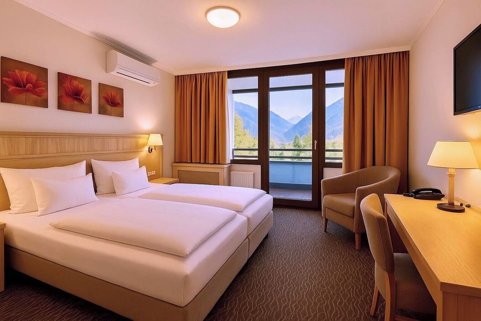 Comfort Room, Mountain View | Hypo-allergenic bedding, in-room safe, desk, laptop workspace