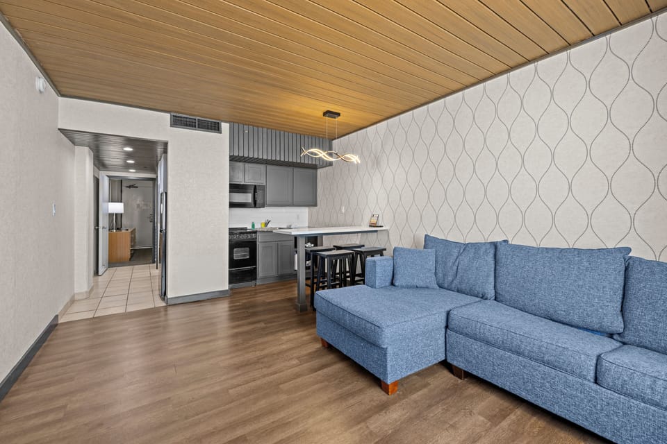 Deluxe Room, 1 King Bed with Sofa bed, Balcony, Ocean View | Living area